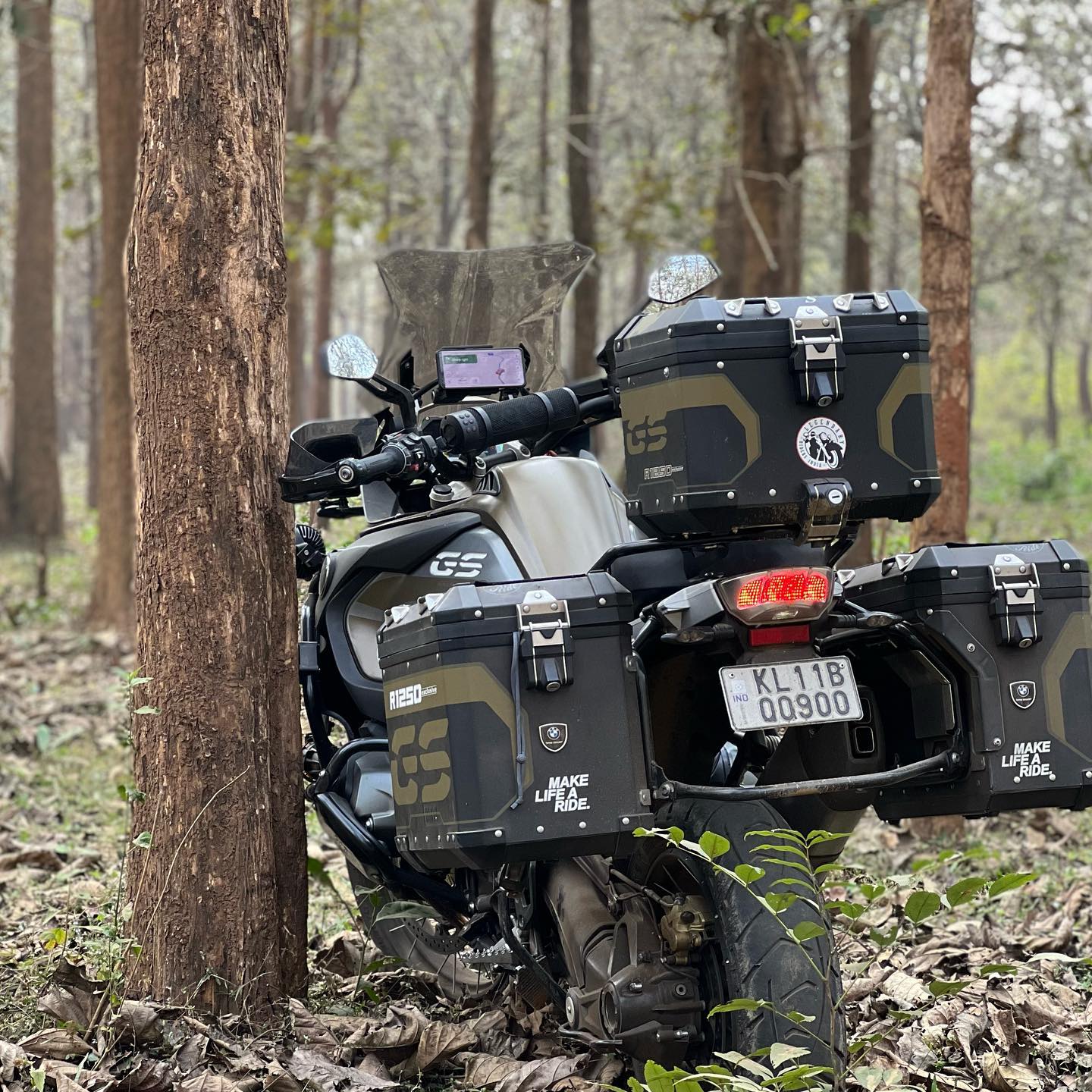 GS Adventure with full hard luggage in the Kerala forest
