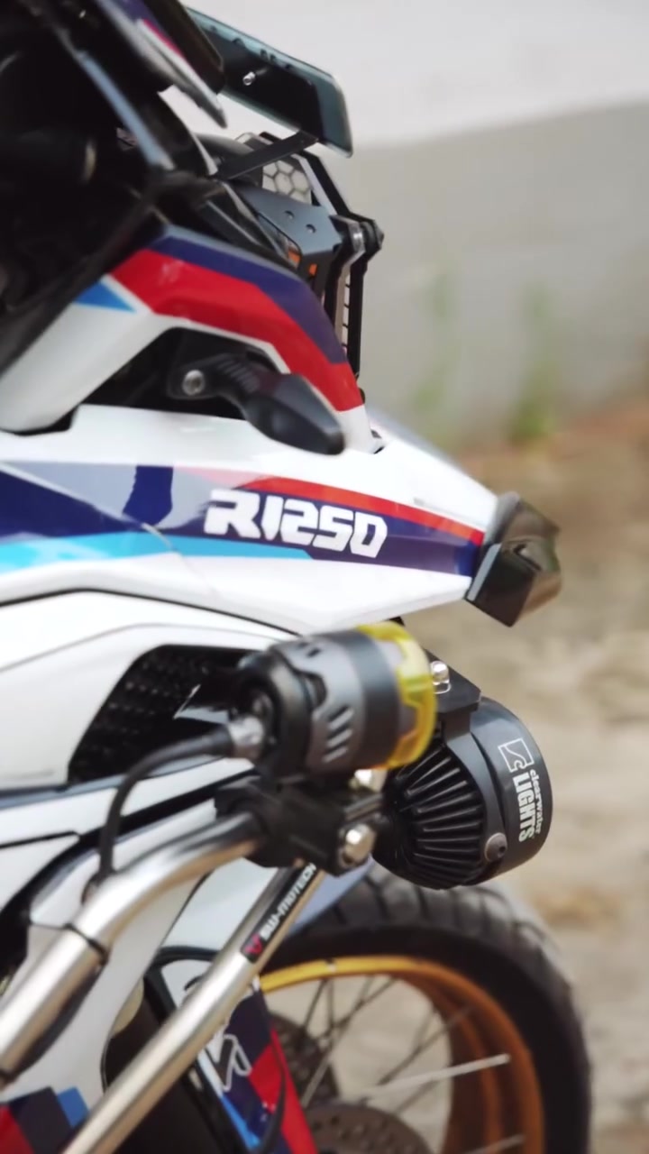 BMW R 1250 GS M-sport with Clearwater aux lights and gold rims